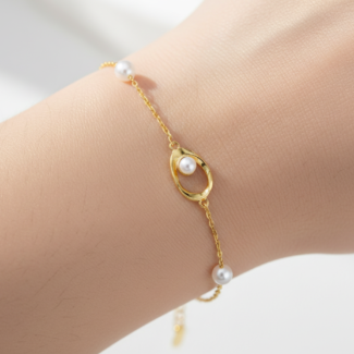 Alphalurent 925 silver necklace featuring a geometric Möbius twist pendant holding a single white pearl. (For the gold bracelet image): Gold-plated Alphalurent bracelet with a twisted pearl charm and two accent pearls on a delicate chain.