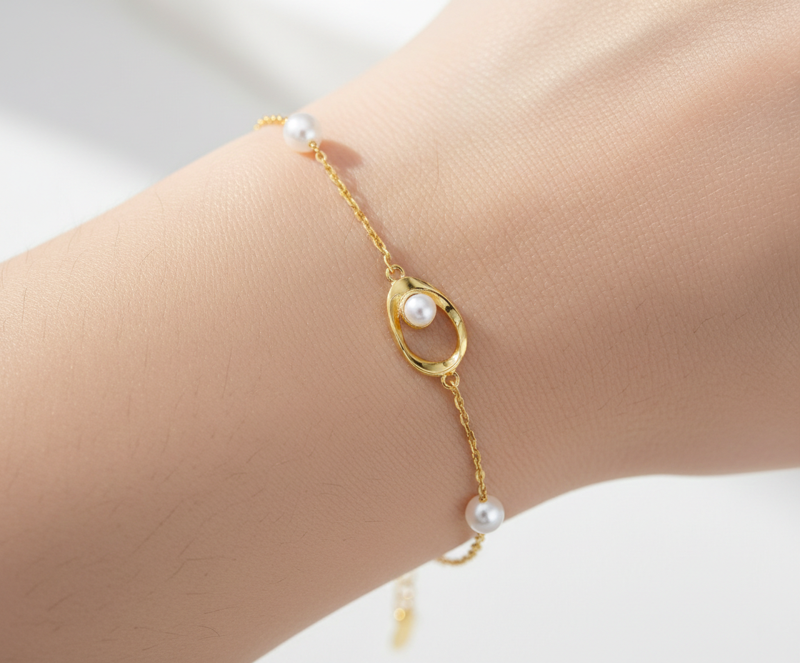 Alphalurent 925 silver necklace featuring a geometric Möbius twist pendant holding a single white pearl. (For the gold bracelet image): Gold-plated Alphalurent bracelet with a twisted pearl charm and two accent pearls on a delicate chain.