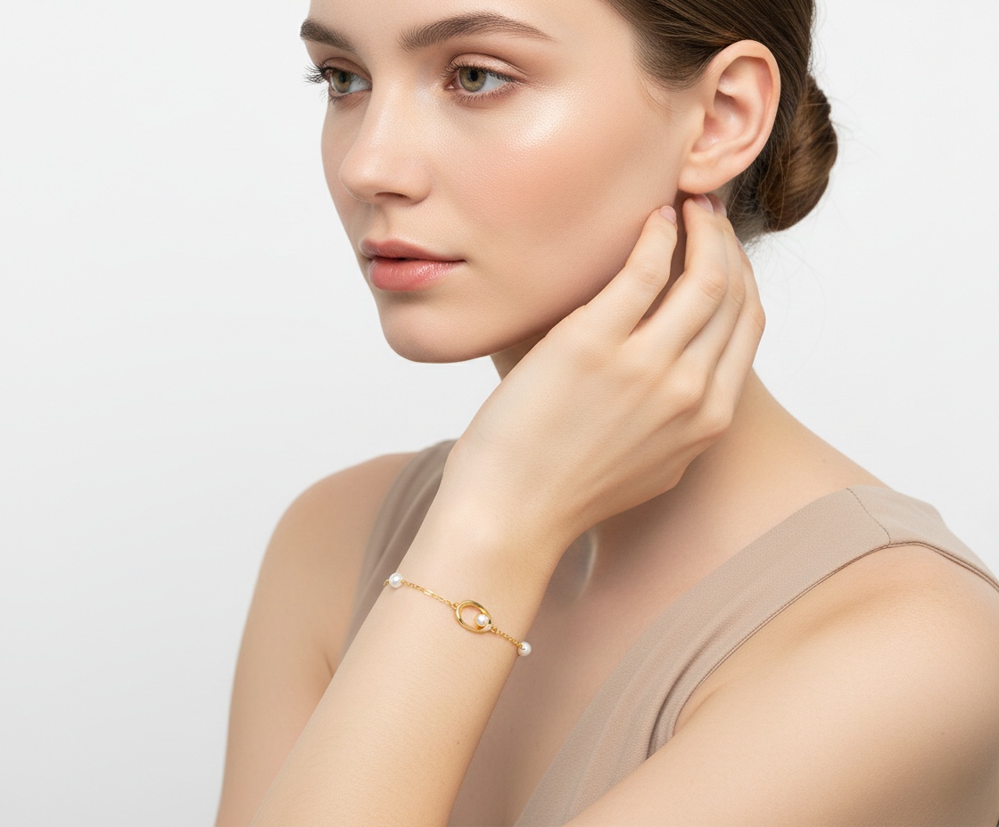 Alphalurent 925 silver necklace featuring a geometric Möbius twist pendant holding a single white pearl. (For the gold bracelet image): Gold-plated Alphalurent bracelet with a twisted pearl charm and two accent pearls on a delicate chain.