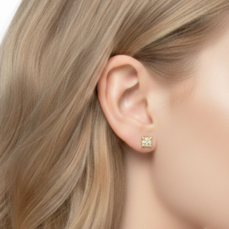 Alphalurent 925 sterling silver stud earrings featuring a sparkling four-leaf clover quadrifoil design, resting on a green velvet jewelry box. (For the model images): Model wearing Alphalurent minimalist 18K gold-plated clover stud earrings. / Model wearing Alphalurent platinum-plated silver quadrifoil stud earrings.