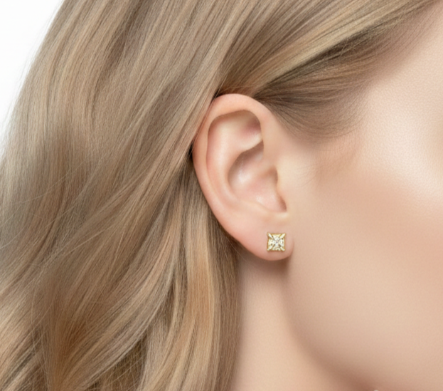Alphalurent 925 sterling silver stud earrings featuring a sparkling four-leaf clover quadrifoil design, resting on a green velvet jewelry box. (For the model images): Model wearing Alphalurent minimalist 18K gold-plated clover stud earrings. / Model wearing Alphalurent platinum-plated silver quadrifoil stud earrings.