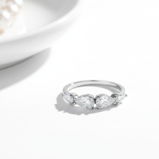 Alphalurent 925 sterling silver ring featuring five sparkling pear-cut cubic zirconia stones arranged in a row. (For the model images): Model wearing a delicate Alphalurent 925 silver 5-stone teardrop crystal ring.