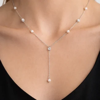 Model wearing an Alphalurent silver chain necklace featuring alternating white shell pearls and textured silver beads.