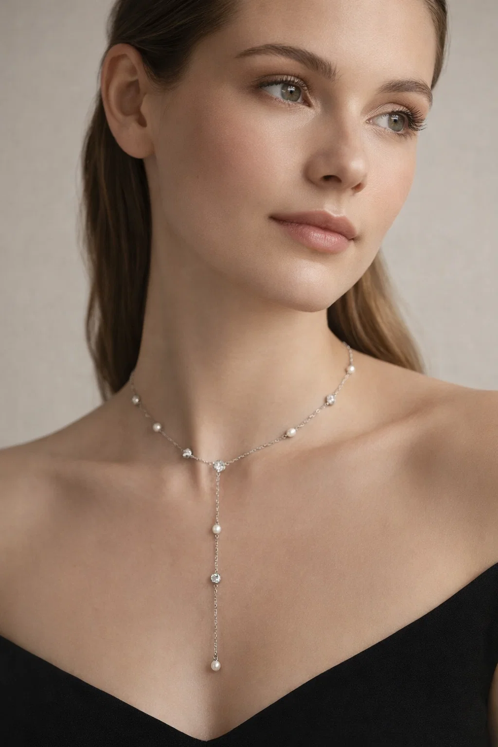 Model wearing an Alphalurent silver chain necklace featuring alternating white shell pearls and textured silver beads.